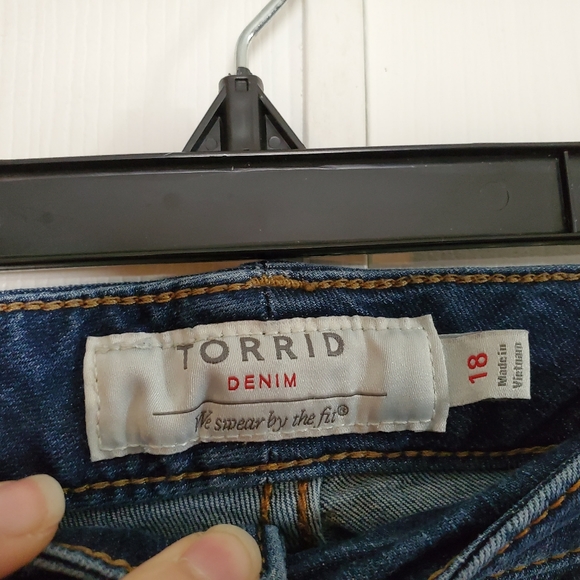 Torrid Size 18 Medium wash Frayed Short Shorts - Picture 5 of 5